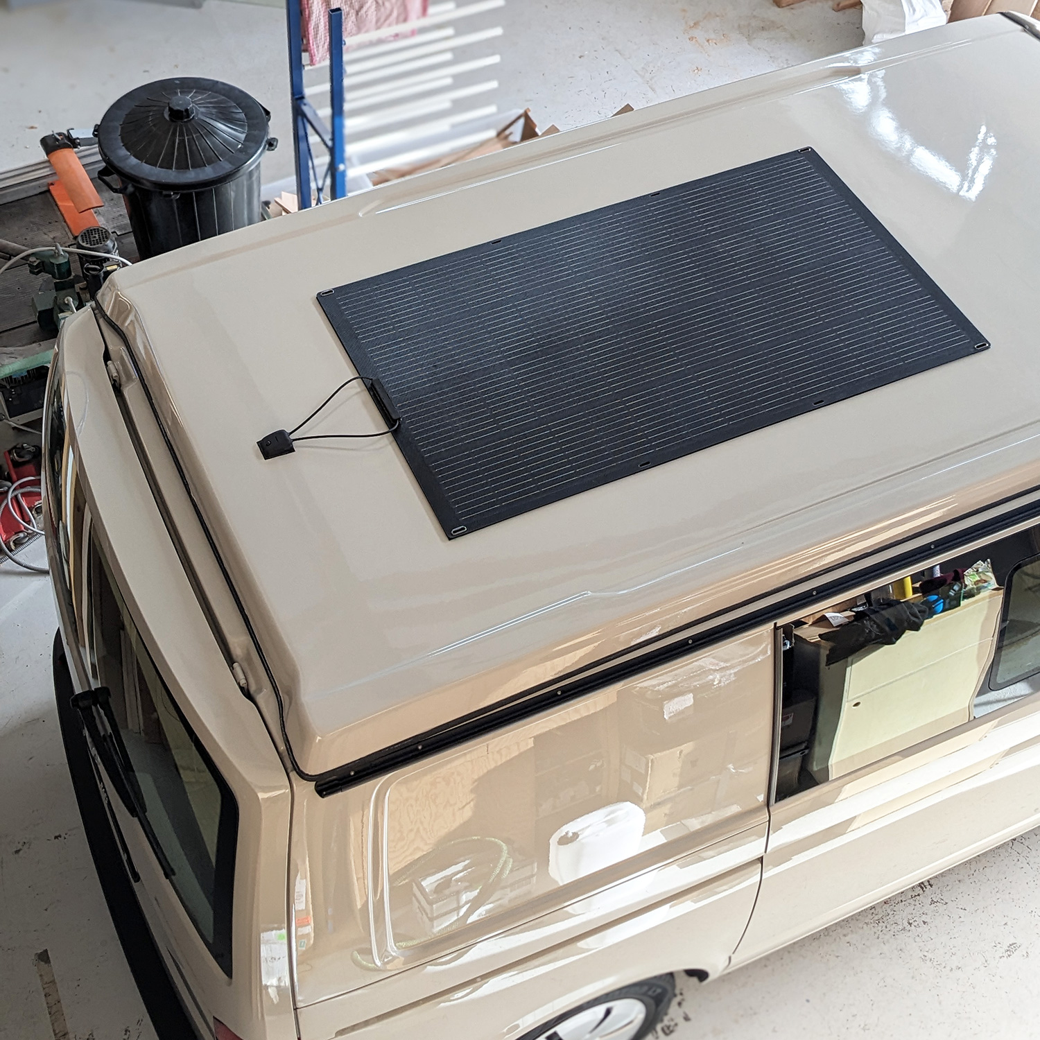 panneau solaire souple sur un transporter t6 aménagé