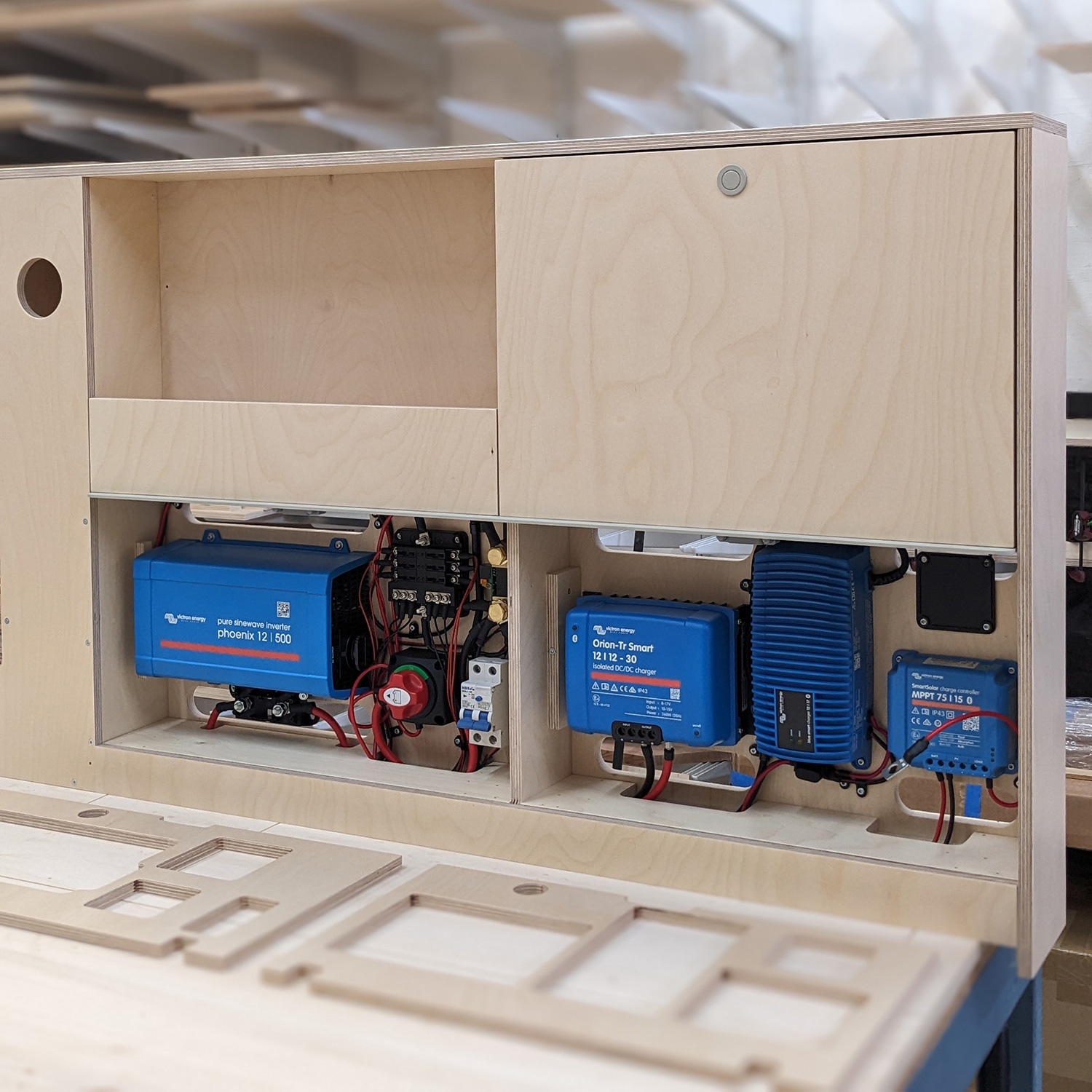 installation électrique victron energy intégré dans un meuble en bois pour van aménagé
